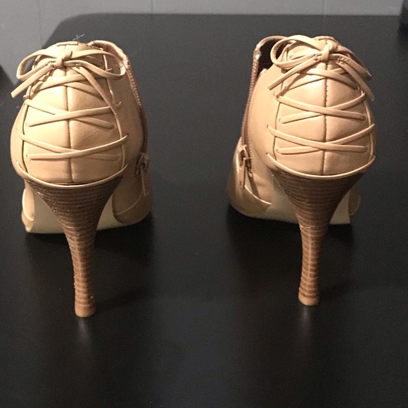 Never worn heel - Picture 7 of 7